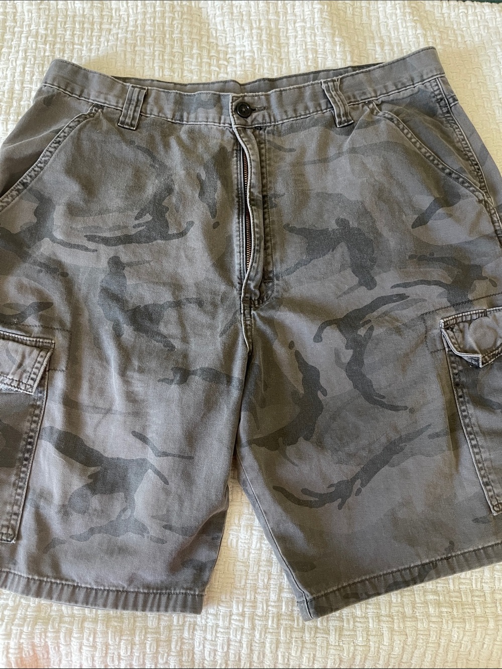 Men's Grey Camo Cargo Shorts - Casual Utility Style